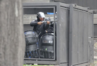 Jujuy, Argentina.- En las fotos tomadas el 20 de junio del 2023, varias decenas de personas resultaron heridas, una de ellas de gravedad, en fuertes enfrentamientos entre manifestantes y policías en Jujuy, en el noroeste de Argentina. Los altercados se dieron mientras la legislatura provincial instauraba una nueva Constitución que penaliza algunas formas de protesta.