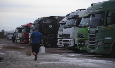 Mendoza, Argentina.- In the photos taken on June 27, 2023, it shows the trucks stranded in Mendoza due to the temporary closure of the Cristo Redentor International Pass. The Mendoza Truck Owners Association (Aprocam) reported that there are at least 2,000 trucks stranded and indicated that "the situation is serious" due to the snow and rain storm last week that destroyed stretches of road on the Chilean side, where landslides were recorded that left large rocks in the middle of the road.