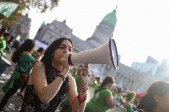 Buenos Aires, Argentina.- In the photos taken on June 3, 2023, a crowd gathered in front of the Congress in Buenos Aires, shouting 'not one less'. The murder of a young woman at the hands of an office colleague who was harassing her framed this Saturday the eighth annual march against gender violence in Argentina where in 2022 there were 252 femicides, according to the Supreme Court of Justice. The call, Not One Less also emphasized the economic inequalities suffered by women.