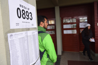 Tucumán, Argentina.- In the photos taken on June 11, 2023, Argentines cast their votes during the provincial elections in Argentina. During the national elections PASO (Open, Simultaneous and Mandatory Primaries) Peronism, for the moment, was left alone with the governorship of Tucumán (north), while the opposition right of Together for Change - made up of the Radical Civic Union ( UCR) and the Republican Proposal (PRO)- got good results in the San Luis (southeast), the Mendoza (west) primaries and in the Corrientes legislative elections.