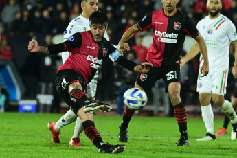 Rosario, Argentina.- In the photos taken on June 29, 2023, during the match between Newell's and Audax, on date 6 of the 2023 Copa Sudamericana at the Marcelo Bielsa stadium. The Argentine Newell's Old Boys and the Chilean Audax Italiano tied 1-1, defining the passage of Rosario to the round of 16 and the Italians to a playoff.