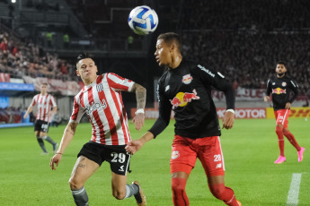 La Plata, Argentina.- En las fotos tomadas el 7 de junio del 2023, durante el partido entre Estudiantes de La Plata y Bragantino de Brasil por la Copa Sudamericana en el EstadioJorge Luis Hirschi. Estudiantes igualó 1-1 de local con Bragantino y ambos tienen 11 puntos, liderando el Grupo C del torneo. En la última fecha, Bragantino enfrentará a Tacuary y Estudiantes a Oriente Petrolero.