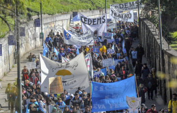 Jujuy, Argentina.- En las fotos tomadas el 14 de junio del 2023, miles de docentes, trabajadores estatales y militantes de organizaciones sociales marcharon en San Salvador de Jujuy en reclamo de una recomposición salarial y en contra de la reforma constitucional, así como por la derogación de un decreto del gobernador radical Gerardo Morales que "avanza en la criminalización de la protesta", donde autoriza la represión policial, da intervención directa a la Justicia penal y cobra multas a quienes corten calles u ocupen espacios públicos en demanda de mayores derechos.