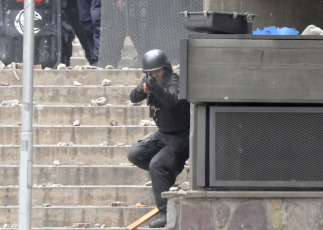 Jujuy, Argentina.- En las fotos tomadas el 20 de junio del 2023, varias decenas de personas resultaron heridas, una de ellas de gravedad, en fuertes enfrentamientos entre manifestantes y policías en Jujuy, en el noroeste de Argentina. Los altercados se dieron mientras la legislatura provincial instauraba una nueva Constitución que penaliza algunas formas de protesta.