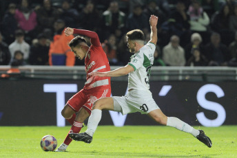 Buenos Aires, Argentina.- En las fotos tomadas el 12 de junio del 2023, durante el partido entre River y Banfield por la jornada 20 de la Liga Profesional Argentina en el Estadio Florencio Solá. River venció por 4-1 a Banfield como visitante. Para Banfield el gol fue marcado por Milton Giménez (a los 40 minutos). Para River los goles fueron marcados por Lucas Beltrán (a los 6, 48 minutos), Pablo Solari (a los 21 minutos) y Salomón Rondón (a los 94 minutos). En la próxima fecha, River se medirá con Instituto, mientras que Banfield tendrá como rival a Belgrano.