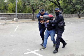 Jujuy, Argentina.- En las fotos tomadas el 20 de junio del 2023, varias decenas de personas resultaron heridas, una de ellas de gravedad, en fuertes enfrentamientos entre manifestantes y policías en Jujuy, en el noroeste de Argentina. Los altercados se dieron mientras la legislatura provincial instauraba una nueva Constitución que penaliza algunas formas de protesta.