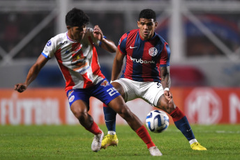 Buenos Aires, Argentina.- En las fotos tomadas el 27 de junio del 2023, durante el partido entre San Lorenzo y Estudiantes de Mérida por la sexta fecha del Grupo H de la Copa Sudamericana 2023 en el Estadio Pedro Bidegain. San Lorenzo goleó por 4-1 a Estudiantes de Mérida, y gracias al triunfo de Fortaleza ante Palestino, consiguió la clasificación a los 16avos de la competencia.