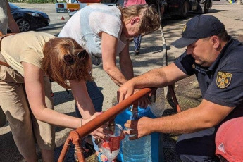 Jersón, Ucrania.- En las fotos tomadas el 27 de junio del 2023, las personas recolectan agua potable tras la destrucción de la represa de Nova Kajovka, en el sur de Ucrania. Según las autoridades ucranianas, el derrumbe de la represa el 6 de junio en la región de Jersón puso a más de 40 000 personas en peligro inmediato de inundación y dejó a cientos de miles sin acceso a agua potable.