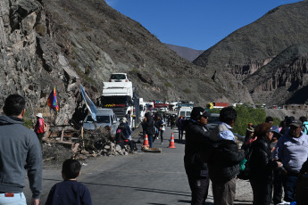 Jujuy, Argentina.- En las fotos tomadas el 22 de junio del 2023, en Purmamarca, comunidades originarias continúan el corte en la ruta 9 como parte de las protestas contra la reforma parcial a la Constitución local, la represión policial y la actitud autoritaria del gobernador Gerardo Morales. Las protestas han dejado un saldo de más de 170 heridos, algunos de gravedad, y alrededor de 70 detenidos. Durante las últimas jornadas las manifestantes comenzaron a exigir la renuncia de Morales.