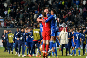 La Plata, Argentina.- En las fotos tomadas el 31 de mayo del 2023, Inglaterra se enfrenta a su par de Italia en el estadio Diego Armando Maradona de la capital bonaerense de La Plata, por los octavos de final del Mundial de la categoría Argentina 2023. Italia venció 2-1 a Inglaterra y se clasificó a los cuartos de final del Mundial Sub 20 y será nuevo rival de Colombia. Los goles fueron marcados por Tommaso Baldanzi y Cesare Casadei para la Scuadra Azzurra, y Alfie Devine para los Tres Leones.