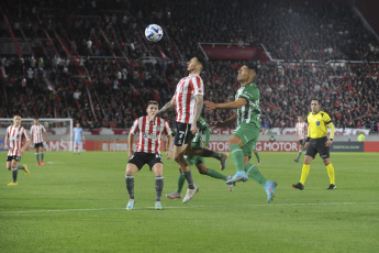 La Plata, Argentina.- In the photos taken on June 28, 2023, during the match between Estudiantes and Oriente Petrolero in the closing of group C of the Copa Sudamericana at the Jorge Luis Hirschi Stadium. Estudiantes thrashed Oriente Petrolero 4-0 but finished second in Group C, which led them to the playoffs that they will have to play with a third party from Libertadores to qualify for the round of 16.