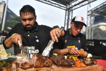 Buenos Aires, Argentina.- En las fotos tomadas el 19 de junio del 2023, representantes de 23 provincias y la Ciudad Autónoma de Buenos Aires compitieron en la quinta edición del Campeonato Federal del Asado para definir al mejor parrillero o parrillera del país, donde la prueba consistió en cocinar bondiola, riñón y un plato característico de la región de cada asador. El vencedor fue Héctor Germán Caballero, un maestro de las parrillas que nació hace 32 años en la localidad de Clorinda, provincia de Formosa.