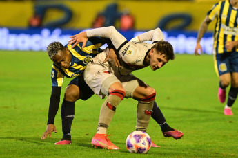 Rosario, Argentina.- In the photos taken on June 25, 2023, during the match between Rosario Central and Colón de Santa Fe at the Gigante de Arroyito Stadium, within the framework of the 21st date of the Professional League 2023. Rosario Central and Colón, equalized 1-1, Eric Meza opened the scoring for the visit and Alejo Véliz, after a controversial penalty, scored the final tie.