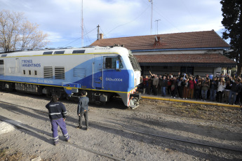 Mendoza, Argentina.- In the photos taken on June 4, 2023, it shows the arrival of the train with passengers at the Palmira station in Mendoza. After 30 years, the train that connects the city of Buenos Aires with Mendoza started working again. Despite the reactivation of the connection being a celebration, the service was slower than three decades ago.