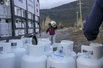 Rio Negro, Argentina.- In the photos taken on June 21, 2023, authorities distribute gas cylinders, as part of the 'Plan Calor Gas' for those most vulnerable sectors that live in the coldest areas of the province from Rio Negro and who do not have access to natural gas. The National Meteorological Service (SMN) issued a series of warnings for significant snowfall that may affect the provinces of La Rioja, San Juan and Catamarca. Meanwhile, in the center and west of Chubut, the yellow alert is maintained due to extreme temperatures due to cold.