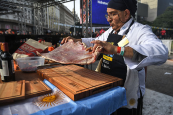 Buenos Aires, Argentina.- En las fotos tomadas el 19 de junio del 2023, representantes de 23 provincias y la Ciudad Autónoma de Buenos Aires compitieron en la quinta edición del Campeonato Federal del Asado para definir al mejor parrillero o parrillera del país, donde la prueba consistió en cocinar bondiola, riñón y un plato característico de la región de cada asador. El vencedor fue Héctor Germán Caballero, un maestro de las parrillas que nació hace 32 años en la localidad de Clorinda, provincia de Formosa.