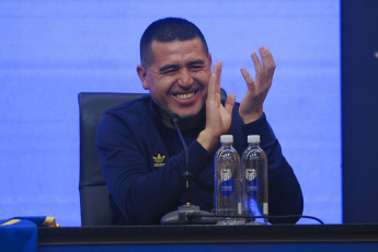 Buenos Aires, Argentina.- En las fotos tomadas el 14 de junio del 2023, Juan Román Riquelme habló en conferencia de prensa y confirmó que su partido homenaje será el domingo 25 de junio, en La Bombonera, ante una multitud de hinchas de Boca que lo despedirán. “Va a jugar en la cancha más linda del mundo, con la hinchada más linda del mundo”, dijo Román.