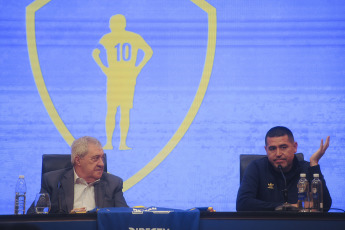 Buenos Aires, Argentina.- En las fotos tomadas el 14 de junio del 2023, Juan Román Riquelme (derecha) habló en conferencia de prensa y confirmó que su partido homenaje será el domingo 25 de junio, en La Bombonera, ante una multitud de hinchas de Boca que lo despedirán. “Va a jugar en la cancha más linda del mundo, con la hinchada más linda del mundo”, dijo Román.