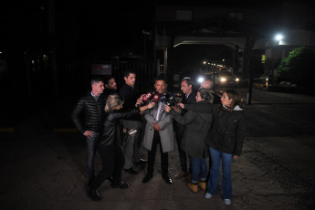 Buenos Aires, Argentina.- En las fotos tomadas el 6 de junio del 2023, el abogado del cantante L-Gante, Alejandro Cipolla (centro), brindó declaraciones a la prensa tras la detención del artista, en un country de Moreno por privación ilegítima de la libertad, amenazas agravadas y tenencia ilegítima de armas de fuego, en el marco de una serie de allanamientos en esa localidad bonaerense, General Rodríguez y Luján.