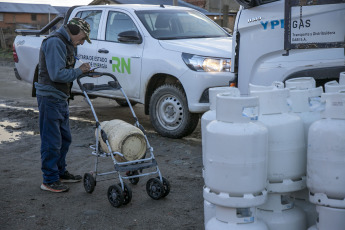 Rio Negro, Argentina.- In the photos taken on June 21, 2023, authorities distribute gas cylinders, as part of the 'Plan Calor Gas' for those most vulnerable sectors that live in the coldest areas of the province from Rio Negro and who do not have access to natural gas. The National Meteorological Service (SMN) issued a series of warnings for significant snowfall that may affect the provinces of La Rioja, San Juan and Catamarca. Meanwhile, in the center and west of Chubut, the yellow alert is maintained due to extreme temperatures due to cold.