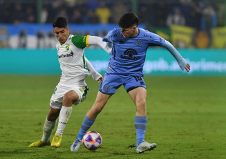 Buenos Aires, Argentina.- En las fotos tomadas el 13 de junio del 2023, durante el partido entre Defensa y Justicia y Belgrano por la fecha 20ma. de la Liga Profesional de Fútbol en el estadio Norberto Tomaghello de Florencio Varela. Defensa y Justicia, con goles de Nicolás Fernández (PT 18m) y Juan Miritello (ST 45+3m), venció a Belgrano de Córdoba, por 2 a 0.