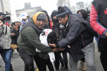 Jujuy, Argentina.- En las fotos tomadas el 20 de junio del 2023, varias decenas de personas resultaron heridas, una de ellas de gravedad, en fuertes enfrentamientos entre manifestantes y policías en Jujuy, en el noroeste de Argentina. Los altercados se dieron mientras la legislatura provincial instauraba una nueva Constitución que penaliza algunas formas de protesta.