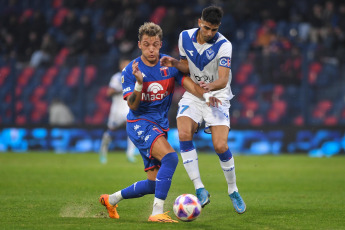 Buenos Aires, Argentina.- En las fotos tomadas el 22 de junio del 2023, durante el partido entre Tigre y Vélez por la jornada 21 de la Liga Profesional Argentina en el Estadio Monumental de Victoria. Tigre venció por 2-1 a Vélez como local. En la próxima fecha, Tigre se medirá con Defensa y Justicia, mientras que Vélez tendrá como rival a Arsenal.