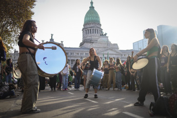 Buenos Aires, Argentina.- En las fotos tomadas el 3 de junio del 2023, una multitud se concentró frente al Congreso en Buenos Aires, al grito de 'ni una menos'. El asesinato de una joven a manos de un compañero de oficina que la acosaba enmarcó este sábado la octava marcha anual contra la violencia de género en Argentina donde en 2022 se registraron 252 femicidios, según la Corte Suprema de Justicia. La convocatoria, Ni una menos además hizo hincapié en las desigualdades económicas que sufren las mujeres.