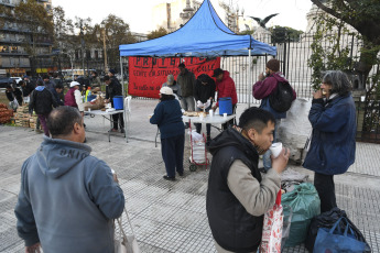 Buenos Aires, Argentina.- En las fotos tomadas el 14 de junio del 2023, organizaciones sociales entregan alimentos frente al Congreso de Buenos Aires, en medio de la situación económica que atraviesa el país. Argentina registró en mayo un incremento de los precios al consumidor de 7.8%, que lleva la inflación a 12 meses a 114.2%, informó el instituto oficial de estadísticas Indec. En lo que va del año, la inflación es de 42.2%.