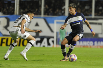 Santiago del Estero, Argentina.- En las fotos tomadas el 21 de junio del 2023, durante el partido entre Central Córdoba y Gimnasia y Esgrima La Plata en un encuentro válido por la 21ra. fecha de la Liga Profesional de Fútbol, en el estadio Alfredo Terrera, de la provincia de Santiago del Estero. Central Córdoba y Gimnasia empataron sin goles. El “Ferroviario” se encuentra en el 17mo. lugar con 25 puntos y sumó su segundo empate en fila sin goles. Gimnasia, por su parte, se ubica en la 15ta. posición con 26 puntos, y sigue sumando, ya que venía de vencer por 1 a 0 a Huracán en la fecha pasada.