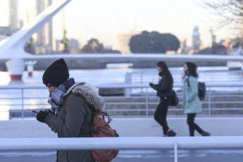 Buenos Aires, Argentina.- En las fotos tomadas el 13 de junio del 2023, muestra las calles de Buenos Aires en medio de la ola de frío que atraviesa el país. El Servicio Meteorológico Nacional (SMN) emitió alertas amarillas por frío extremo para la Ciudad de Buenos Aires y 16 provincias. Después de un comienzo de semana marcado por la ola polar que afecta a la mitad del país, más de 30 localidades amanecieron este martes con temperaturas bajo cero.