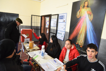 Tucumán, Argentina.- En las fotos tomadas el 11 de junio del 2023, argentinos emiten su voto durante las elecciones provinciales en Argentina. Durante las elecciones nacionales PASO (las Primarias Abiertas, Simultáneas y Obligatorias) el peronismo, de momento, se quedó solo con la gobernación de Tucumán (norte), mientras que la derecha opositora de Juntos por el Cambio -integrada por la Unión Cívica Radical (UCR) y la Propuesta Republicana (PRO)- sacó buenos resultados en las de San Luis (sureste), las primarias de Mendoza (oeste) y en las legislativas de Corrientes.