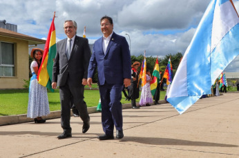 Yacuiba, Bolivia.- En las fotos tomadas el 1 de junio del 2023, el Presidente de Bolivia, Luis Arce (derecha), se reunió con su homólogo de Argentina, Alberto Fernández (izquierda), para realizar la entrega del electroducto Juana Azurduy de Padilla, el primer proyecto eléctrico entre ambos países. La planta contiene dos subestaciones: una en la localidad de Yaguacua, Bolivia, y otra en la ciudad de Tartagal, Argentina y fue impulsada a partir del Memorándum de Entendimiento para el Intercambio de Energía Eléctrica entre Argentina y Bolivia, con una potencia de 132 kilovatios y 110 kilómetros de longitud.