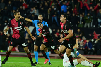 Rosario, Argentina.- En las fotos tomadas el 29 de junio del 2023, durante el partido entre Newell’s y Audax, por la fecha 6 de la Copa Sudamericana 2023 en el estadio Marcelo Bielsa. El argentino Newell’s Old Boys y el chileno Audax Italiano empataron 1-1, definiendo el pasaje de los rosarinos a octavos de final y los itálicos a un repechaje.