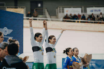 San Juan, Argentina.- En las fotos tomadas el 18 de junio del 2023, durante el cierre del primer panamericano de pista de la historia realizado en San Juan, Argentina. La disputa en ambas ramas de la especialidad Madison (también llamada Americana), sumado a otras tres finales, dieron por finalizada este domingo la edición 2023 del Campeonato Panamericano de ciclismo. El seleccionado canadiense de ciclismo en pista encabezó el medallero del campeonato, peleando por ese primer lugar con los representativos de Colombia y México.