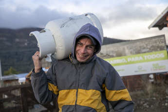 Rio Negro, Argentina.- In the photos taken on June 21, 2023, authorities distribute gas cylinders, as part of the 'Plan Calor Gas' for those most vulnerable sectors that live in the coldest areas of the province from Rio Negro and who do not have access to natural gas. The National Meteorological Service (SMN) issued a series of warnings for significant snowfall that may affect the provinces of La Rioja, San Juan and Catamarca. Meanwhile, in the center and west of Chubut, the yellow alert is maintained due to extreme temperatures due to cold.