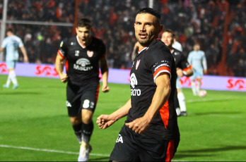 Buenos Aires, Argentina.- En las fotos tomadas el 12 de junio del 2023, durante el partido entre Instituto y Racing por la vigésima fecha de la Liga Profesional de Fútbol (LPF) en el estadio Juan Domingo Perón. Instituto, que tuvo el debut del entrenador Diego Dabove, empató contra Racing Club 1 a 1. Los locales se pusieron en ventaja en el primer tiempo con el tanto de Adrián Martínez a los 40 minutos del primer tiempo, mientras que la ‘Academia’ lo igualó con el gol del ingresado Maximiliano Moralez a los 27 del complemento.