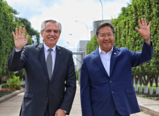 Yacuiba, Bolivia.- In the photos taken on June 1, 2023, the President of Bolivia, Luis Arce (right), met with his Argentine counterpart, Alberto Fernández (left), to deliver the Juana Azurduy de Padilla electroduct, the first electrical project between both countries. The plant contains two substations: one in the town of Yaguacua, Bolivia, and another in the city of Tartagal, Argentina, and was promoted based on the Memorandum of Understanding for the Exchange of Electric Power between Argentina and Bolivia, with a power of 132 kilowatts. and 110 kilometers in length.