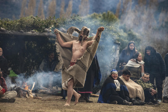 Rio Negro, Argentina.- En las fotos tomadas el 20 de junio del 2023, comunidades Mapuche, celebraron el Wiñoy Tripantu (año nuevo) en el solsticio de invierno. Para los pueblos indígenas de América del Sur el solsticio de invierno representa la llegada de un nuevo ciclo de vida de la Madre Tierra. Según sostienen en sus creencias, la luz solar tendrá una duración de aproximadamente nueve horas, por lo que el día más corto del año y, por lo tanto, la noche más larga da comienzo a un nuevo ciclo de la naturaleza y al inicio del invierno.