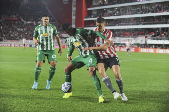 La Plata, Argentina.- In the photos taken on June 28, 2023, during the match between Estudiantes and Oriente Petrolero in the closing of group C of the Copa Sudamericana at the Jorge Luis Hirschi Stadium. Estudiantes thrashed Oriente Petrolero 4-0 but finished second in Group C, which led them to the playoffs that they will have to play with a third party from Libertadores to qualify for the round of 16.