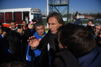 Buenos Aires, Argentina.- En las fotos tomadas el 5 de junio del 2023, Ricardo Gareca (centro) se despidió de Vélez Sarsfield tras un segundo ciclo en donde las cosas no salieron bien para el ex entrenador de la Selección peruana. "No pude mejorar a Vélez y soy responsable. Me costó encontrarle la vuelta al equipo" , dijo el ‘Tigre’ en una rueda de prensa.