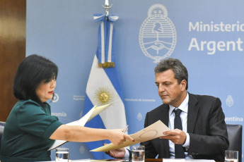 Buenos Aires, Argentina.- En las fotos tomadas el 21 de junio del 2023, el ministro de Economía argentino, Sergio Massa (derecha), se reunió con funcionarios del Banco Interamericano de Desarrollo (BID). El BID aprobó un crédito por 350 millones de dólares para el apoyo a la agenda climática y de descarbonización de Argentina, informó el Ministerio de Economía del país austral.