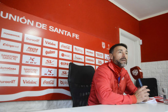 Santa Fe, Argentina.- En las fotos tomadas el 28 de junio del 2023, Kily González fue presentado en el predio tatengue de ''Casasol'', como el nuevo director técnico de Unión de Santa Fe. Esta será la segunda experiencia del Kily como DT, tras su etapa en Rosario Central entre 2020 y 2022.