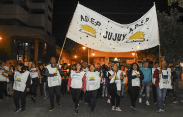 Jujuy, Argentina.- En las fotos tomadas el 27 de junio del 2023, cientos de personas protagonizaron una masiva marcha de antorchas a una semana de la represión que se registró en la capital jujeña mientras se aprobaba y juraba la cuestionada reforma parcial de la Carta Magna provincial. A los reclamos por la anulación de la reforma constitucional se suma el pedido de que se "respeten los derechos" y que las autoridades del Gobierno provincial, "deje de provocar a las mayorías" que mantienen sus "protestas pacíficas", indicaron los manifestantes.