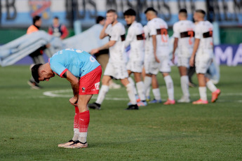 Sarandí, Argentina.- En las fotos tomadas el 25 de junio del 2023, durante el partido entre Platense y Arsenal por la jornada 21 de la Liga Profesional Argentina en el Estadio Julio Humberto Grondona. Platense venció por 2-0 a Arsenal como visitante. Para Platense los goles fueron marcados por Sasha Marcich (a los 46 minutos) y Franco Baldassarra (a los 87 minutos). En la próxima fecha, Platense se medirá con Lanús, mientras que Arsenal tendrá como rival a Vélez.