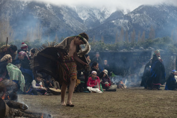 Rio Negro, Argentina.- En las fotos tomadas el 20 de junio del 2023, comunidades Mapuche, celebraron el Wiñoy Tripantu (año nuevo) en el solsticio de invierno. Para los pueblos indígenas de América del Sur el solsticio de invierno representa la llegada de un nuevo ciclo de vida de la Madre Tierra. Según sostienen en sus creencias, la luz solar tendrá una duración de aproximadamente nueve horas, por lo que el día más corto del año y, por lo tanto, la noche más larga da comienzo a un nuevo ciclo de la naturaleza y al inicio del invierno.