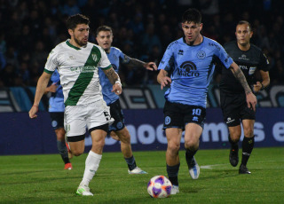 Córdoba, Argentina.- In the photos taken on June 26, 2023, during the match between Belgrano and Banfield for date 21 of the 2023 Professional League tournament at the El Gigante de Alberdi Stadium. Belgrano beat Banfield 3-1. The star of the match was Pirata's top scorer, Pablo Vegetti, who scored twice and is the championship's top scorer. Franco Jara scored the third for the locals, who are already seventh in the tournament.