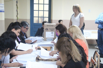 Formosa, Argentina.- In the photos taken on June 25, 2023, people cast their votes in the local elections of Córdoba and Formosa. In the preamble to the general elections next October, two Argentine provinces went to the polls this Sunday, Formosa and Córdoba. With more than 90% of the tables scrutinized, the current mayor of Córdoba, Martín Llaryora, was at the top of the figures with 42.7% against 39.7% of the opposition. While Gildo Insfrán returned to sweep the Formosa gubernatorial elections and achieved his seventh consecutive re-election this Sunday.