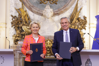 Buenos Aires, Argentina.- In the photos taken on June 13, 2023, President Alberto Fernández (right) held a meeting at Casa Rosada with the head of the European Commission, Ursula von der Leyen (left), during which they discussed Argentina's commercial relationship with the European Union (EU), they reviewed the situation of the Mercosur-EU agreement and highlighted the importance of the Summit of the European bloc with CELAC that will take place in Brussels in July.