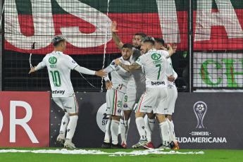 Rosario, Argentina.- In the photos taken on June 29, 2023, during the match between Newell's and Audax, on date 6 of the 2023 Copa Sudamericana at the Marcelo Bielsa stadium. The Argentine Newell's Old Boys and the Chilean Audax Italiano tied 1-1, defining the passage of Rosario to the round of 16 and the Italians to a playoff.